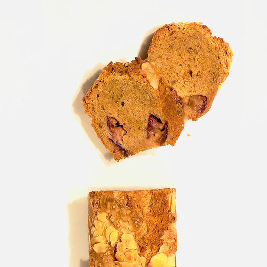 Lebkuchen-Mandel Cake mit Zwetschgen
